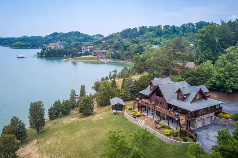 Lakeshore Mountain Lodge