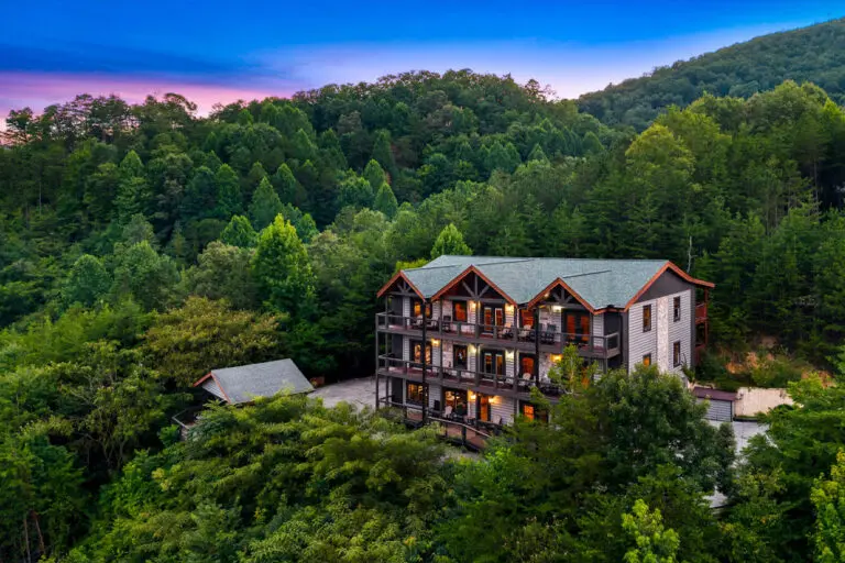 Pigeon Forge Splash Mansion Featured