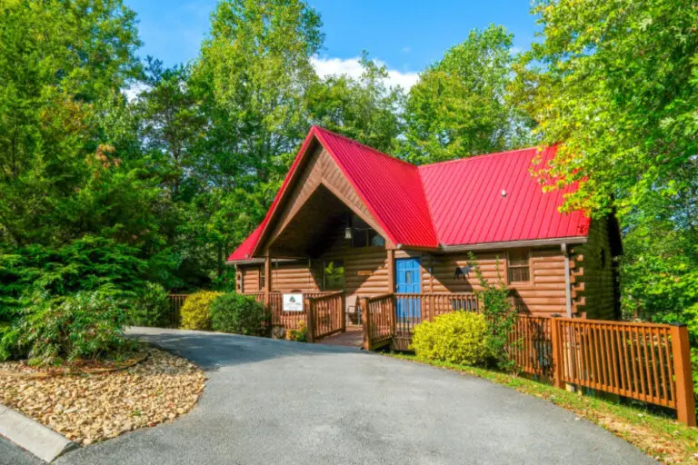 Pigeon Forge Cabin - Smoochin' Moose - Featured
