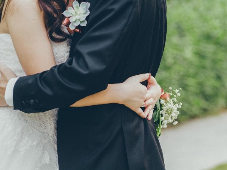 wedding-couple-hugging-pigeon-forge