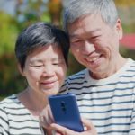 pigeon-forge-elder-couple-cell-phone