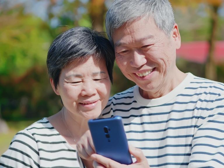 pigeon-forge-elder-couple-cell-phone