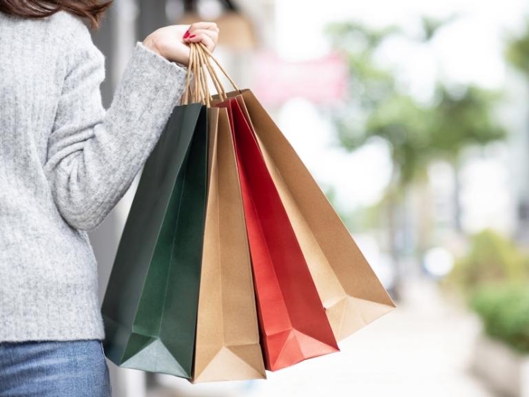 woman-with-shopping-bags-pigeon-forge