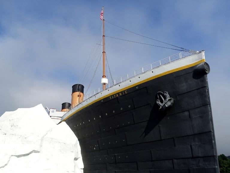 pigeon-forge-titanic-museum-iceburg