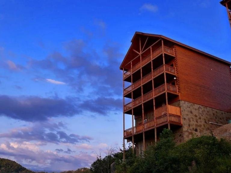 pigeon-forge-majestic-mountain-waters-cabin