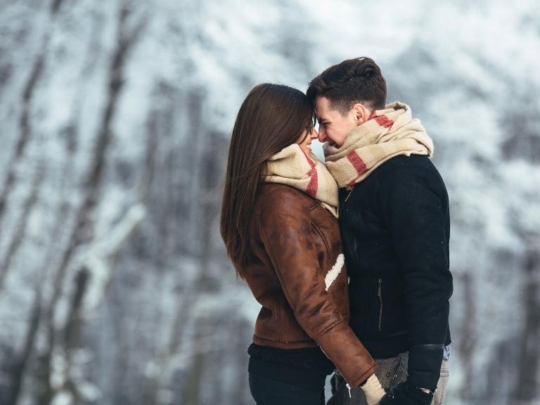 pigeon-forge-couple-snowy-forest