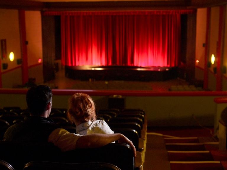 pigeon-forge-couple-in-theater