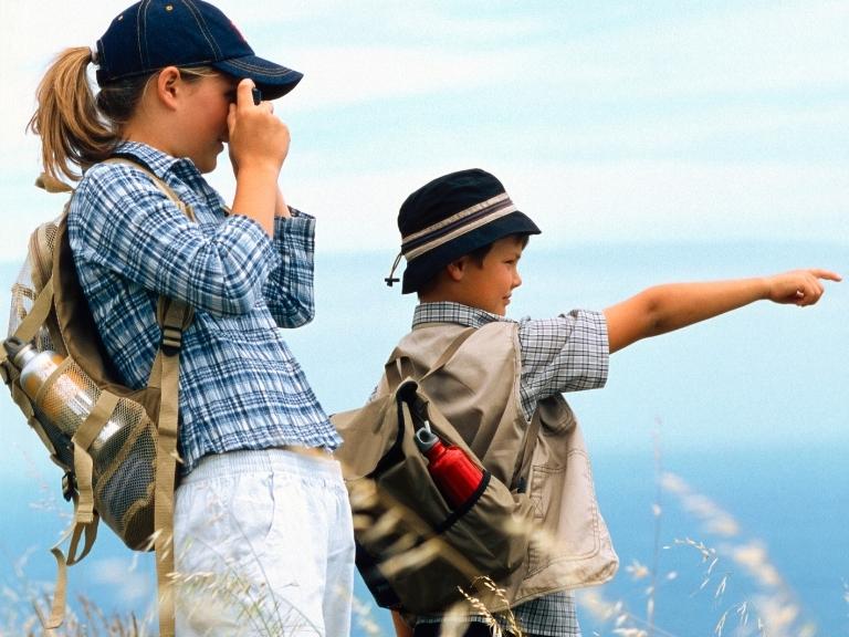 pigeon-forge-children-hiking-pointing