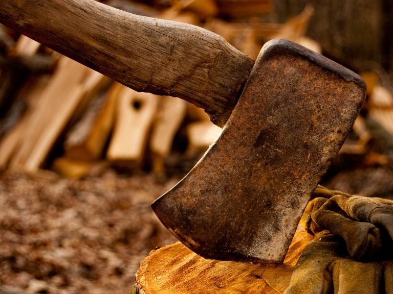 pigeon-forge-rusty-axe-in-log