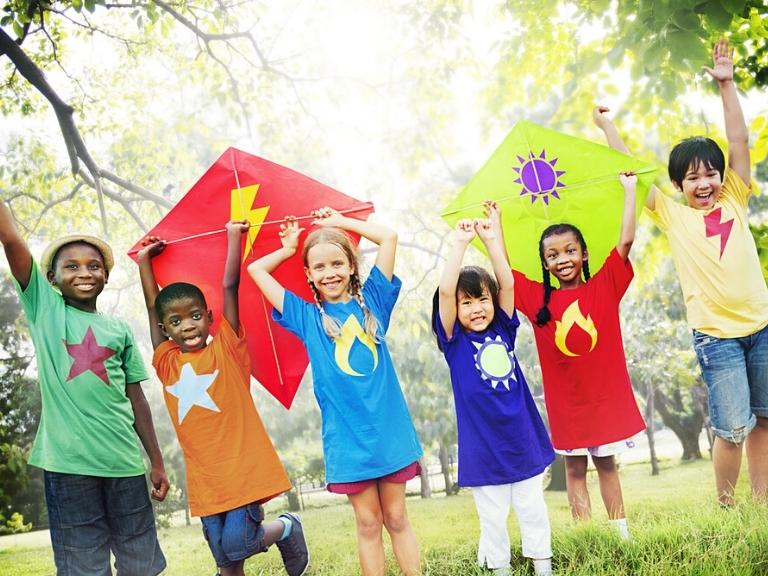 kids-flying-kites-fun-pigeon-forge