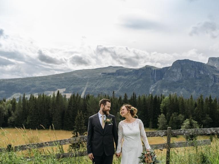 wedding-couple-in-mountains-pigeon-forge