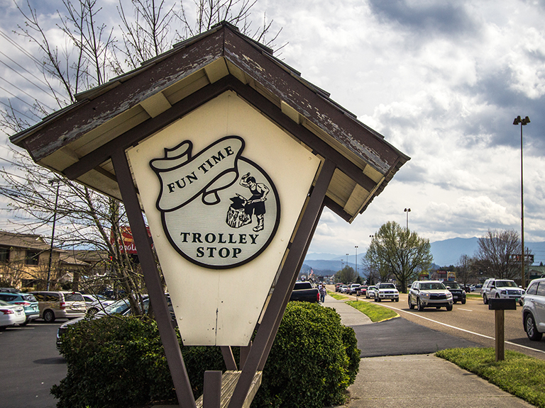 free-rides-on-trolley-pigeon-forge