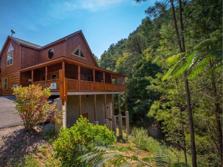 pigeon-forge-fall-cabin-with-deck