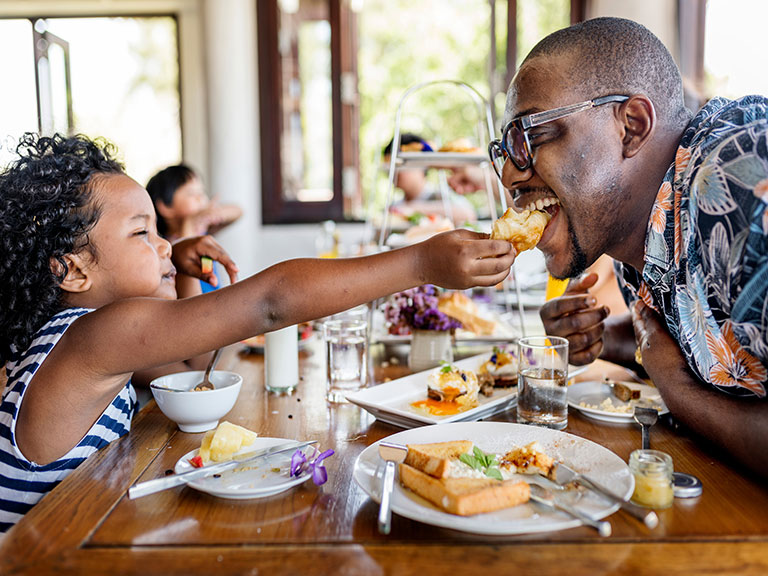 father-daughter-eat-breakfast