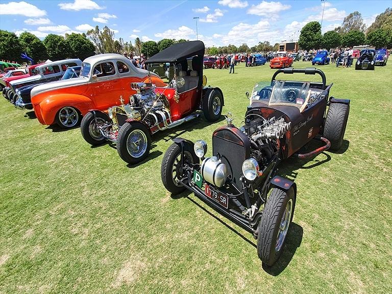 pigeon-forge-rod-run-hot-rods-in-field