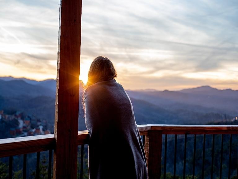 pigeon-forge-woman-on-balcony-mountain-view