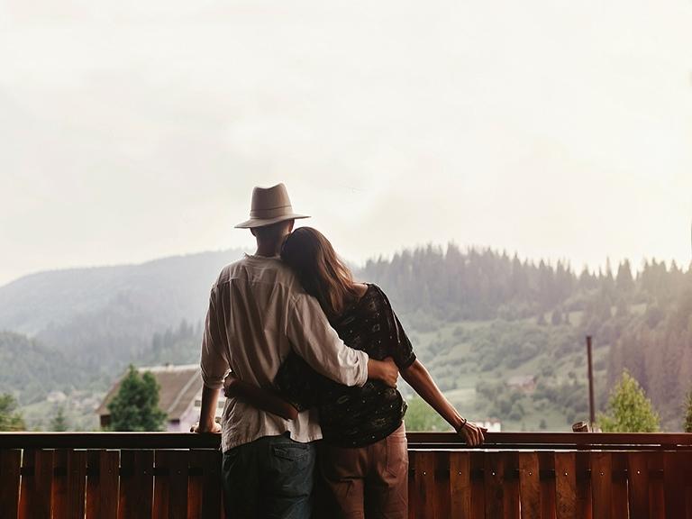 pigeon-forge-couple-mountain-view