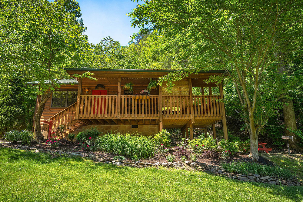 Pigeon Forge Cabin - In Green Pastures - Featured Image