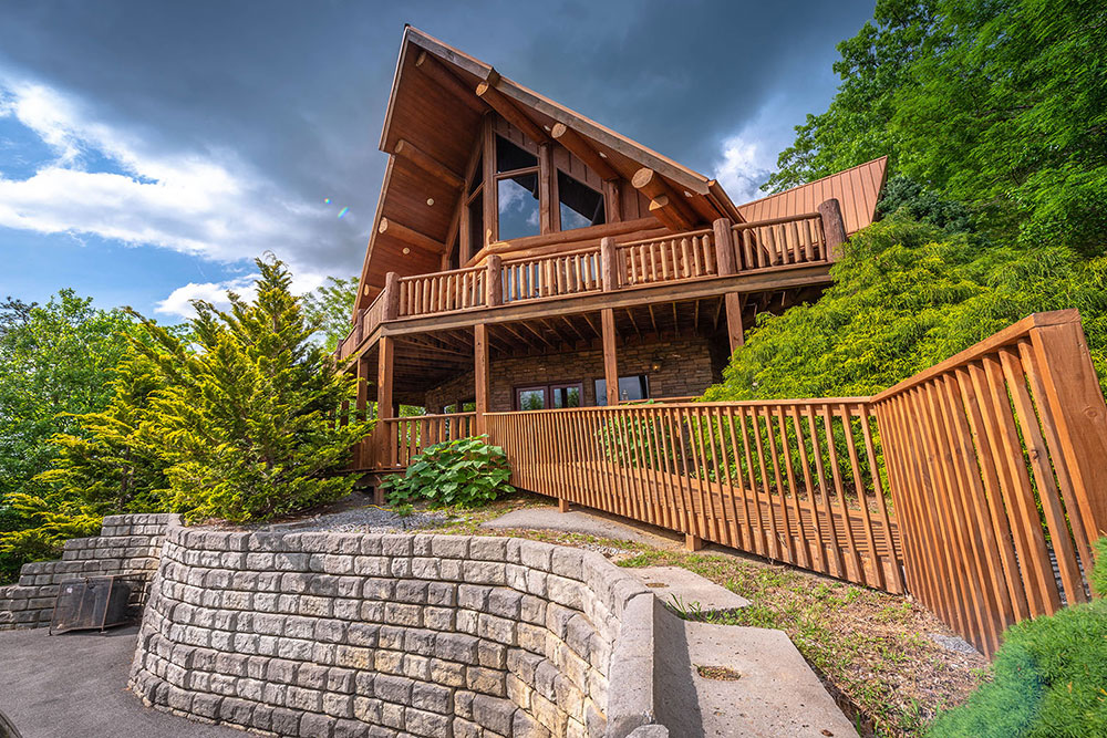 Pigeon Forge Cabin - Paul Bunyan's Treehouse - Featured Image