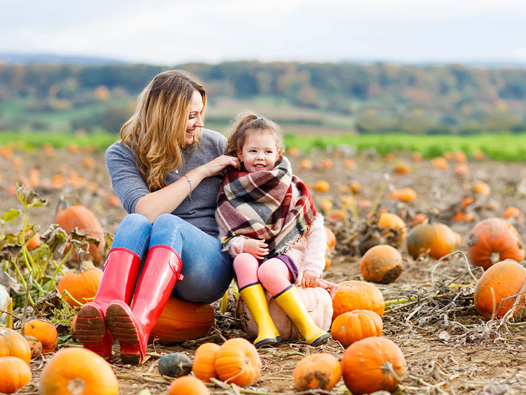 fall-festivity-mother-and-daughter