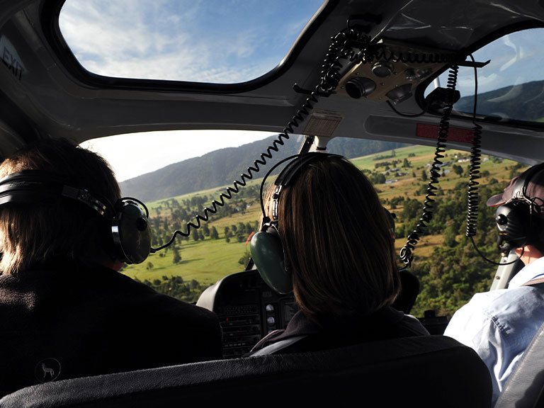 helicopter-tour-over-mountain