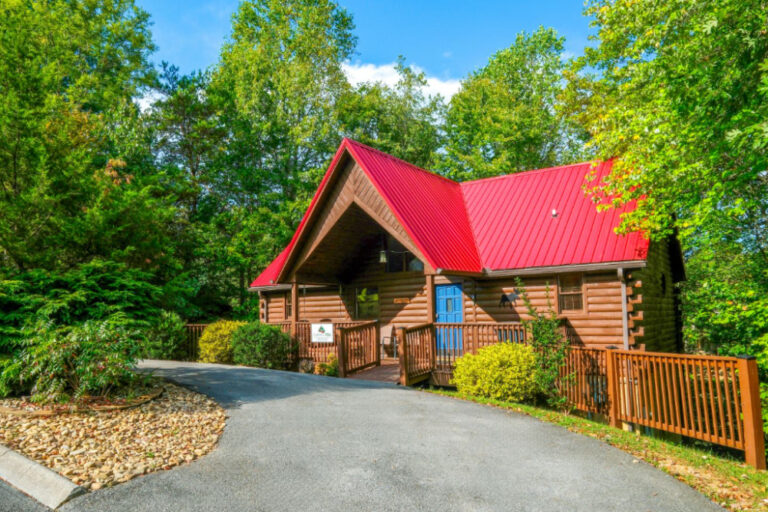 Pigeon Forge Cabin - Smoochin' Moose - Featured