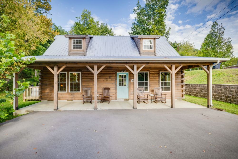 Pigeon Forge - Paws in the Air - Featured